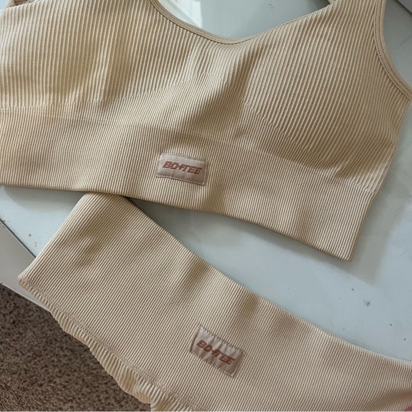 LIKE NEW BO&TEE Pale Yellow / Cream Leggings and Bra Set - Picture 3 of 4